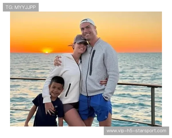 C罗家族日常照曝光，家庭氛围令人羡慕