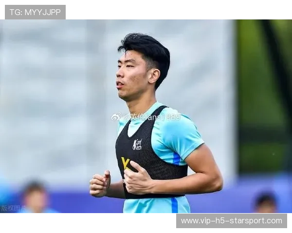 陕西联合冯伯元头球摆渡，后点包抄差点推射得手